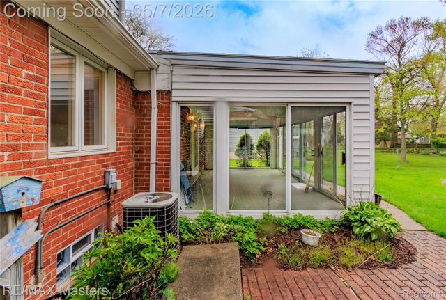 21879 Canterbury Avenue, Grosse Ile Township, MI 48138