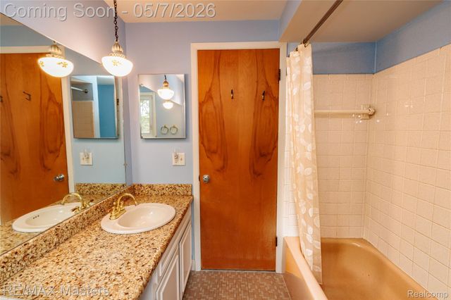 21879 Canterbury Avenue, Grosse Ile Township, MI 48138