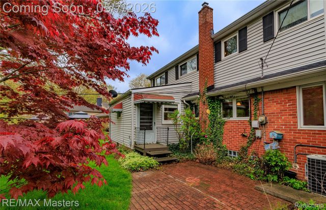 21879 Canterbury Avenue, Grosse Ile Township, MI 48138