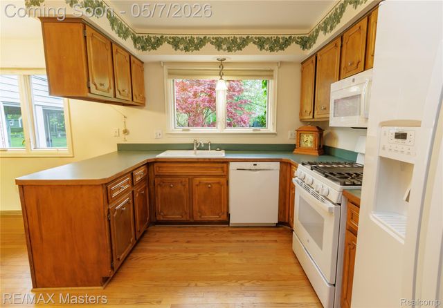21879 Canterbury Avenue, Grosse Ile Township, MI 48138