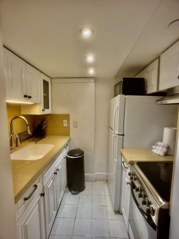 Image 10 of property listing at 235 Sunrise Avenue Mze 1104, Palm Beach, FL 33480