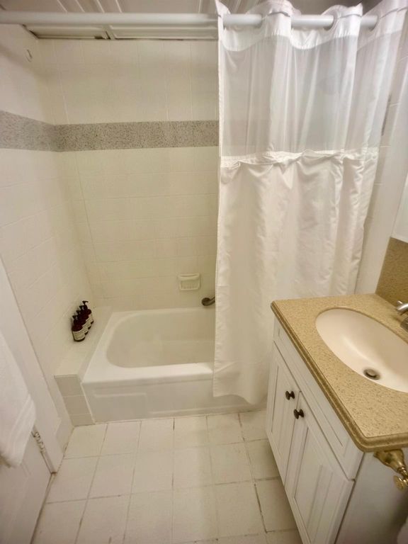 Image 15 of property listing at 235 Sunrise Avenue Mze 1104, Palm Beach, FL 33480