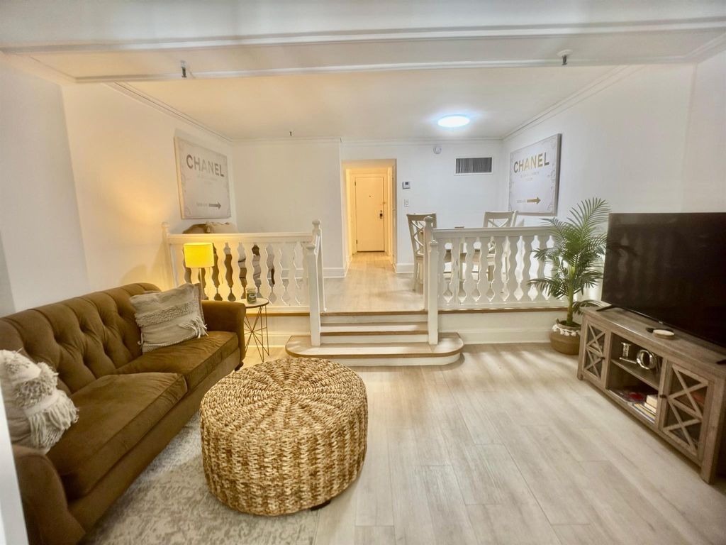 Image 7 of property listing at 235 Sunrise Avenue Mze 1104, Palm Beach, FL 33480