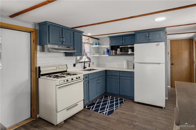 8482 Lago Vista Drive, Edcouch, TX 78538