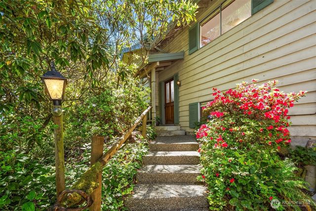 10218 SW Tillicum Lane, Vashon, WA 98070