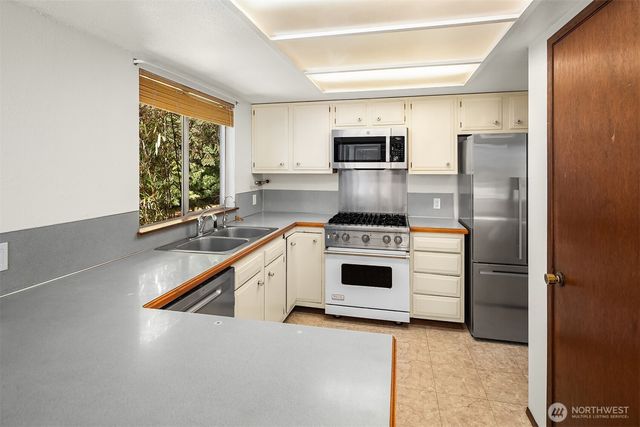 10218 SW Tillicum Lane, Vashon, WA 98070