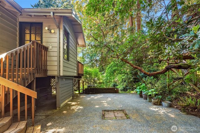 10218 SW Tillicum Lane, Vashon, WA 98070