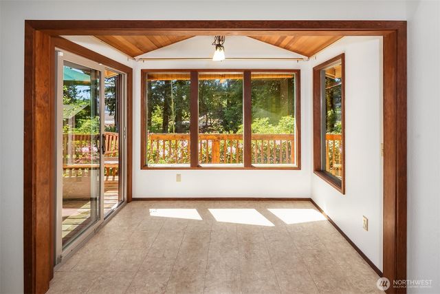 10218 SW Tillicum Lane, Vashon, WA 98070
