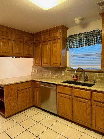 1614 SE Pinewood Dr, Lawton, OK 73501