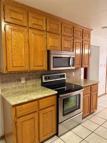 1614 SE Pinewood Dr, Lawton, OK 73501