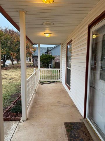 1614 SE Pinewood Dr, Lawton, OK 73501