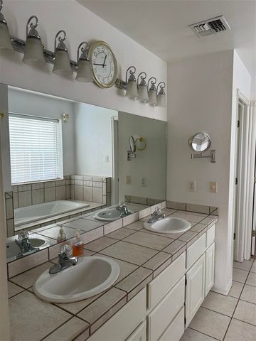 1614 SE Pinewood Dr, Lawton, OK 73501