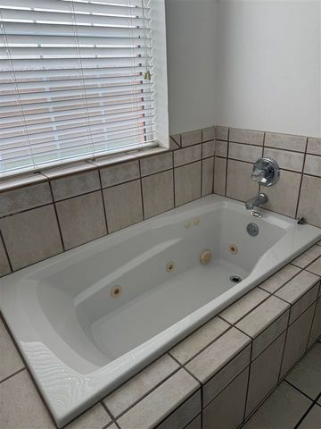 1614 SE Pinewood Dr, Lawton, OK 73501