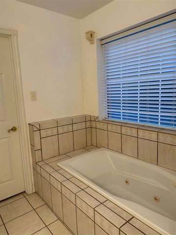 1614 SE Pinewood Dr, Lawton, OK 73501