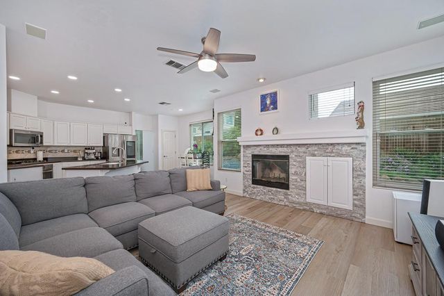 549 Fifteen Mile Dr, Roseville, CA 95678