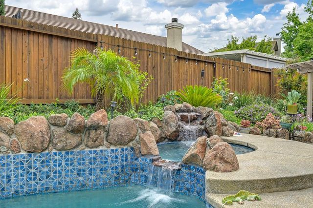 549 Fifteen Mile Dr, Roseville, CA 95678