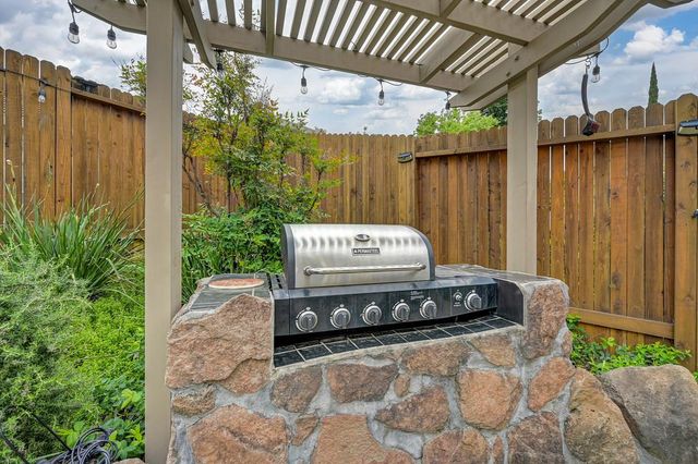 549 Fifteen Mile Dr, Roseville, CA 95678