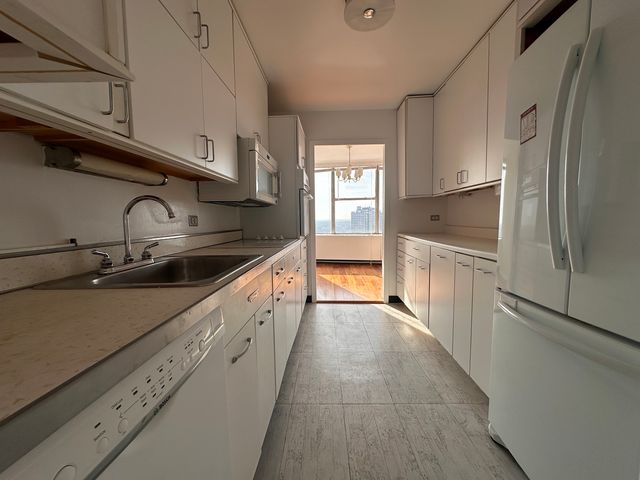 5757 N Sheridan Road 18J, Chicago, IL 60660