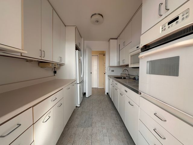 5757 N Sheridan Road 18J, Chicago, IL 60660