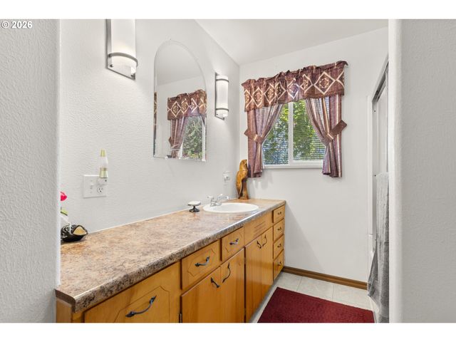 1627 SOUTHGATE Way, Grants Pass, OR 97527