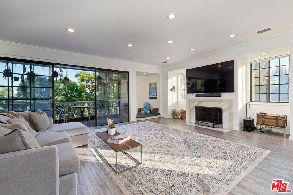Image 1 of property listing at 403 N Palm Drive 3, Beverly Hills, CA 90210