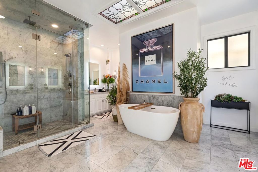 Image 10 of property listing at 403 N Palm Drive 3, Beverly Hills, CA 90210