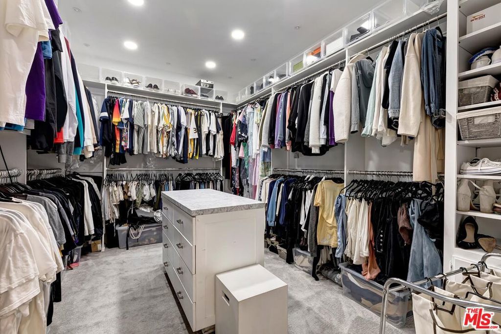 Image 11 of property listing at 403 N Palm Drive 3, Beverly Hills, CA 90210