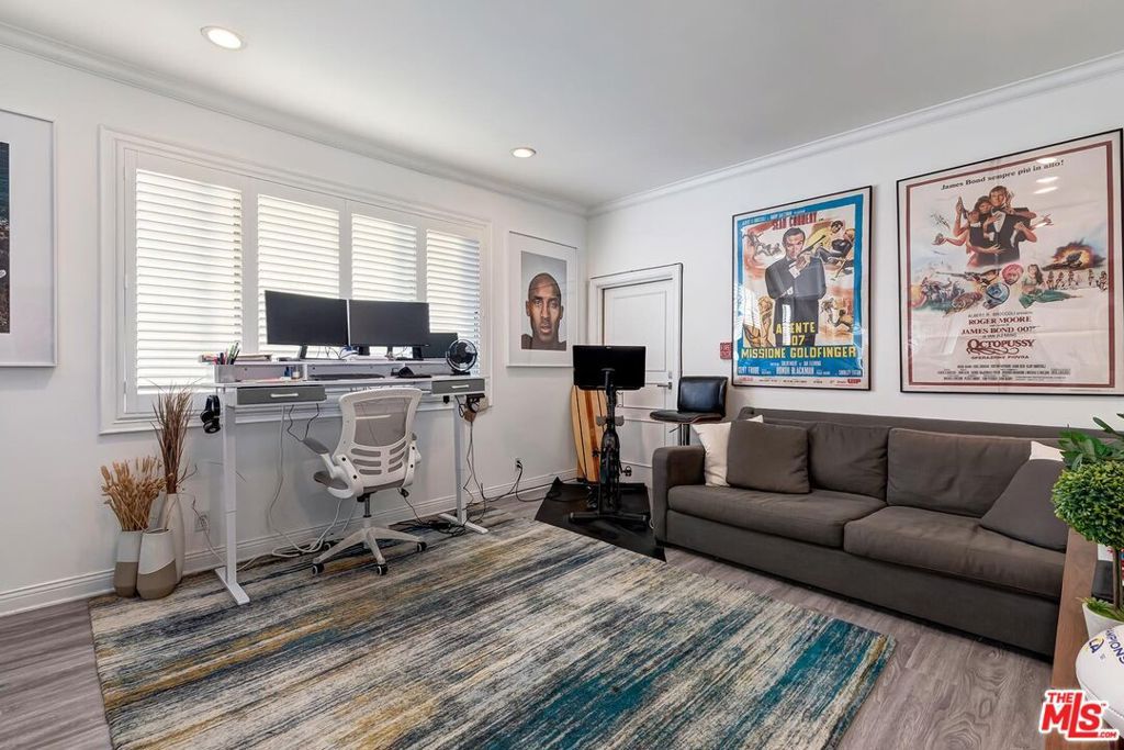 Image 13 of property listing at 403 N Palm Drive 3, Beverly Hills, CA 90210