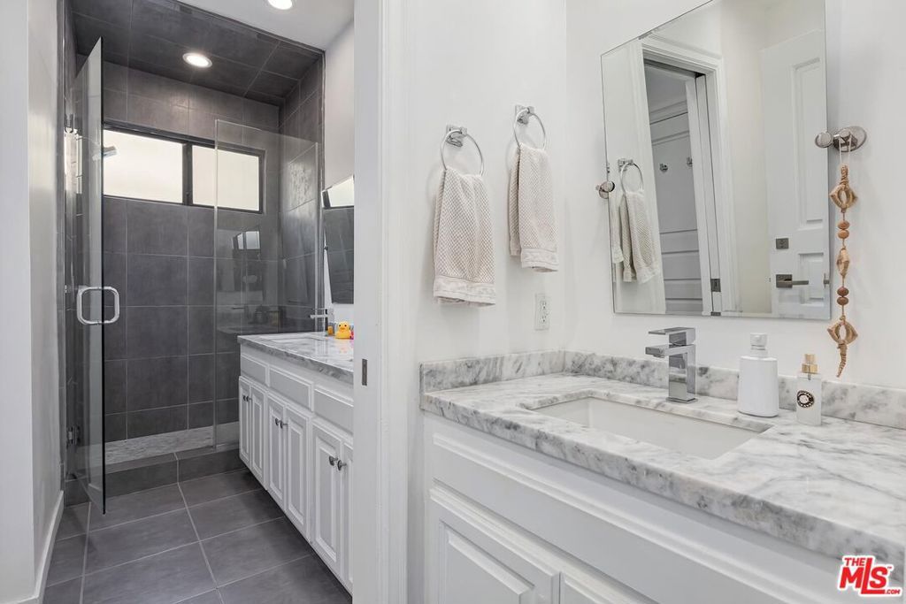 Image 14 of property listing at 403 N Palm Drive 3, Beverly Hills, CA 90210