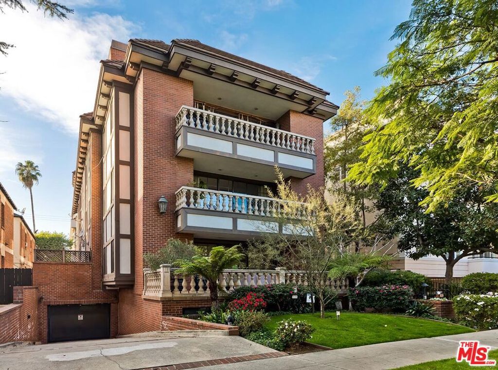 Image 16 of property listing at 403 N Palm Drive 3, Beverly Hills, CA 90210