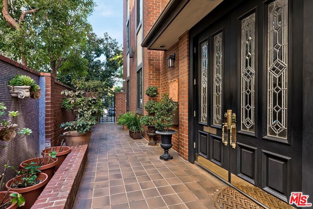 Image 17 of property listing at 403 N Palm Drive 3, Beverly Hills, CA 90210