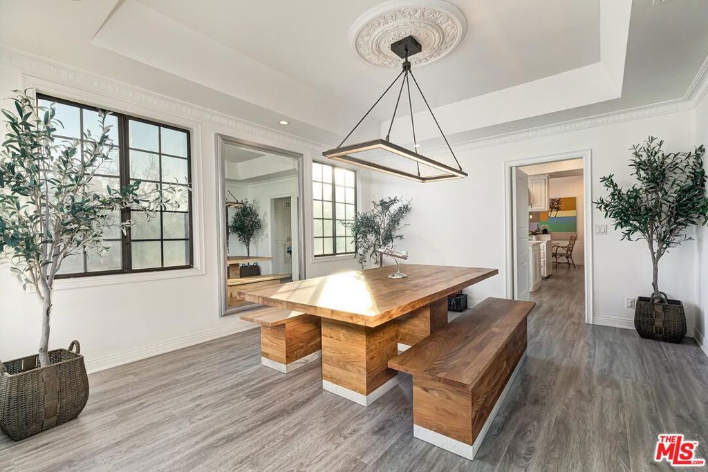 Image 2 of property listing at 403 N Palm Drive 3, Beverly Hills, CA 90210