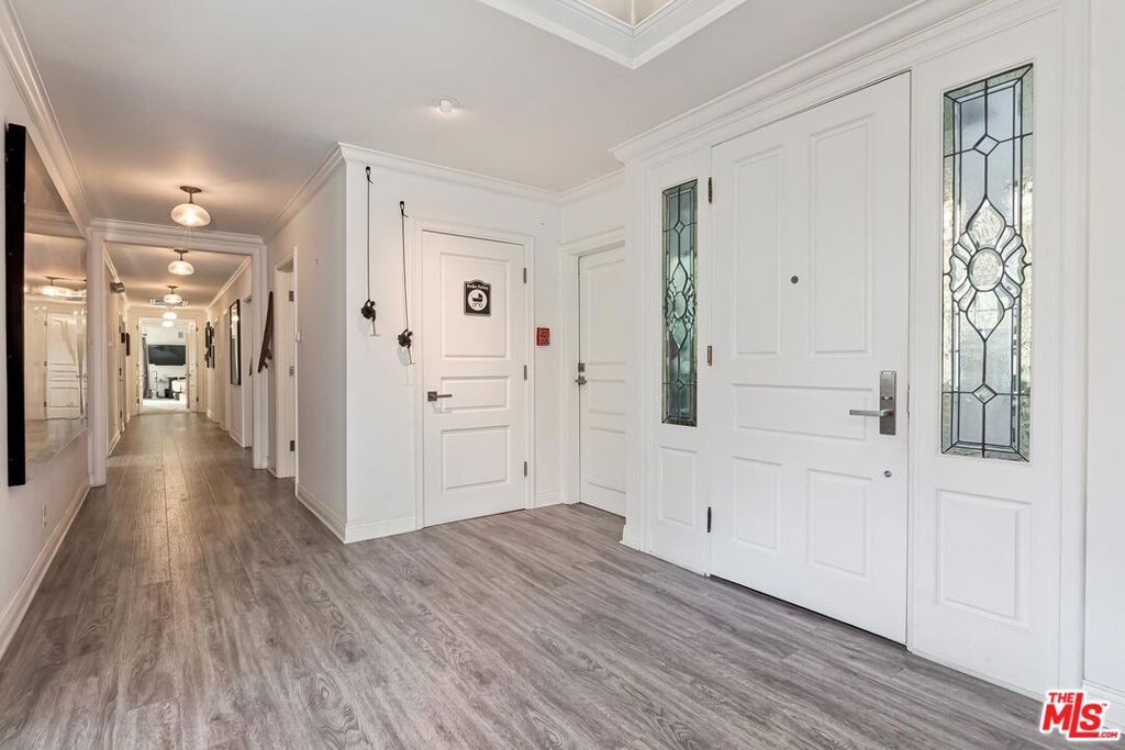 Image 3 of property listing at 403 N Palm Drive 3, Beverly Hills, CA 90210