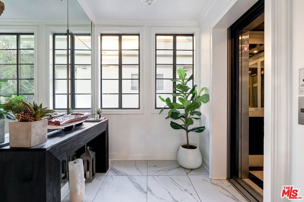 Image 4 of property listing at 403 N Palm Drive 3, Beverly Hills, CA 90210