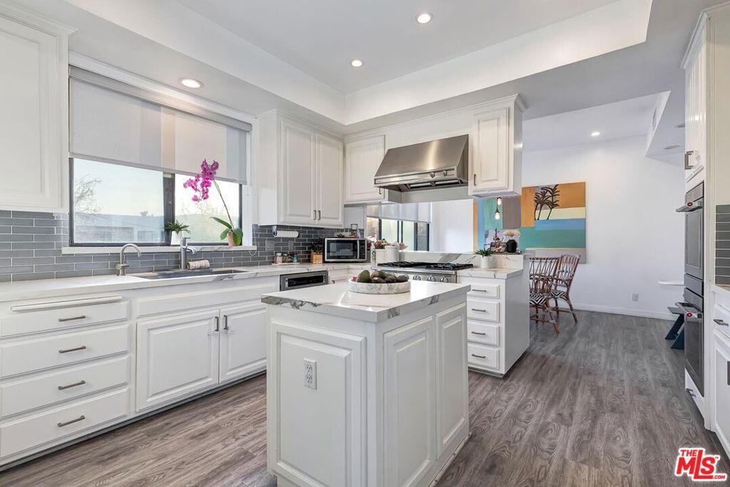 Image 6 of property listing at 403 N Palm Drive 3, Beverly Hills, CA 90210
