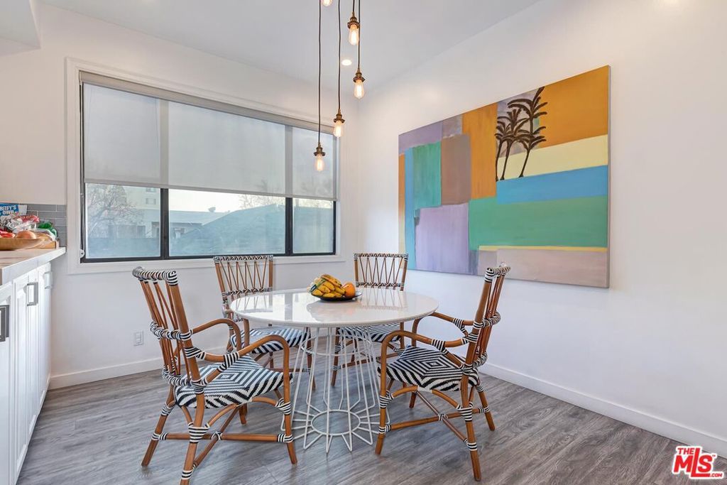 Image 7 of property listing at 403 N Palm Drive 3, Beverly Hills, CA 90210