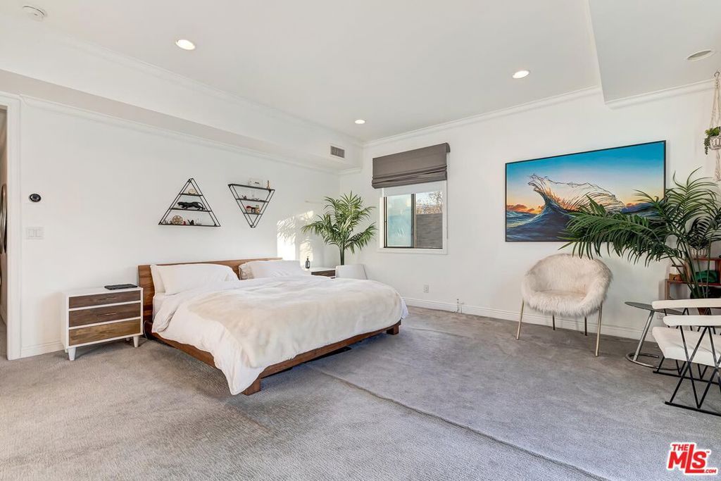 Image 9 of property listing at 403 N Palm Drive 3, Beverly Hills, CA 90210