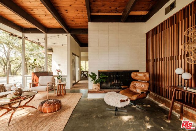 21269 Entrada Road, Topanga, CA 90290