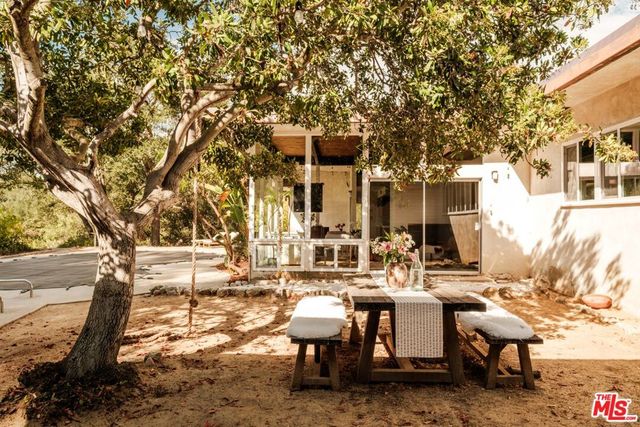 21269 Entrada Road, Topanga, CA 90290