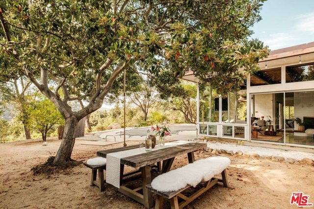 21269 Entrada Road, Topanga, CA 90290