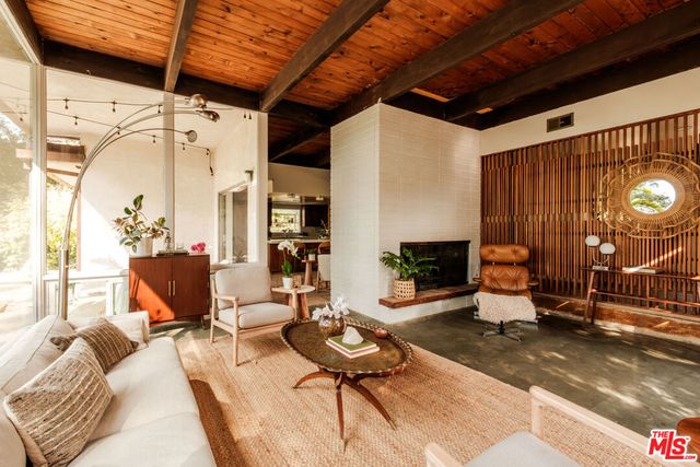 21269 Entrada Road, Topanga, CA 90290