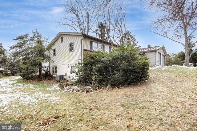 32 N BISHOP RD, Mechanicsburg, PA 17055