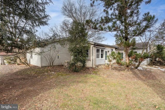 32 N BISHOP RD, Mechanicsburg, PA 17055