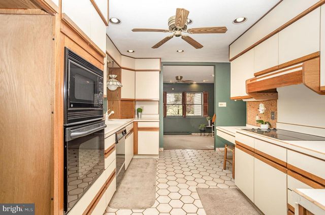 32 N BISHOP RD, Mechanicsburg, PA 17055