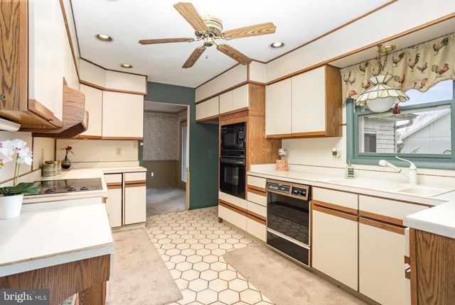 32 N BISHOP RD, Mechanicsburg, PA 17055