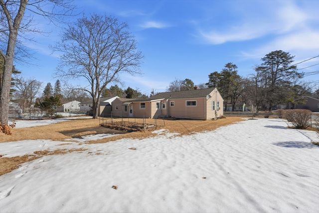 744 Bradley Rd, Springfield, MA 01109