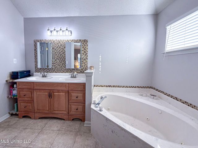 4597 Graham Lake Drive, Olive Branch, MS 38654