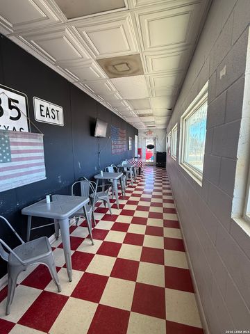 215 E Alamo, Carrizo Springs, TX 78834