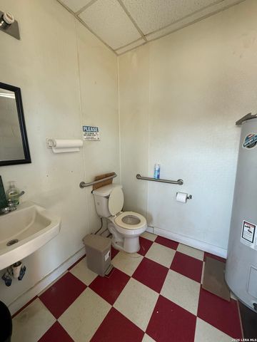 215 E Alamo, Carrizo Springs, TX 78834