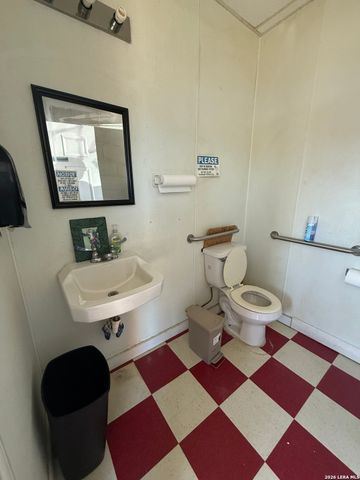 215 E Alamo, Carrizo Springs, TX 78834